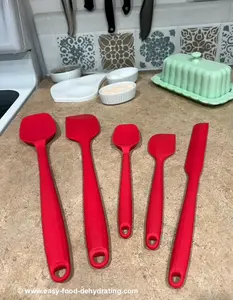 HOTEC food grade silicone spatulas—heat-safe, seamless, non-stick friendly. See pros, cons, and who they’re best for.