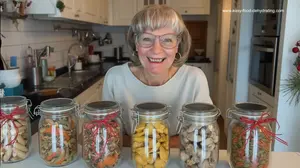 Make dehydrated food gifts that are healthy, unique, and long-lasting—perfect for DIY gifting in jars, bags, or baskets!