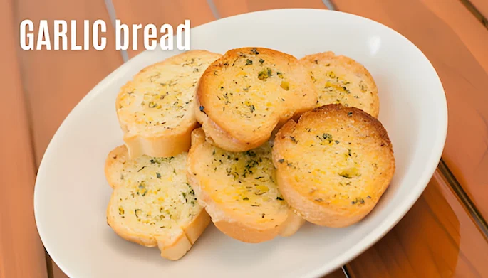 Slices of garlic bread on a plate - see recipe! Slices of garlic bread on a plate